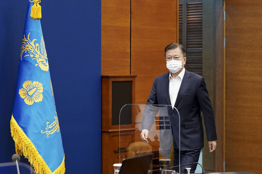 문재인 대통령이 11일 국무회의를 주재하기 위해 이동하고 있다. 청와대 제공.